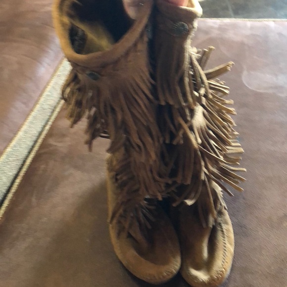 Minnetonka 5 Layer Fringe Dusty Brown Boots - Picture 3 of 7